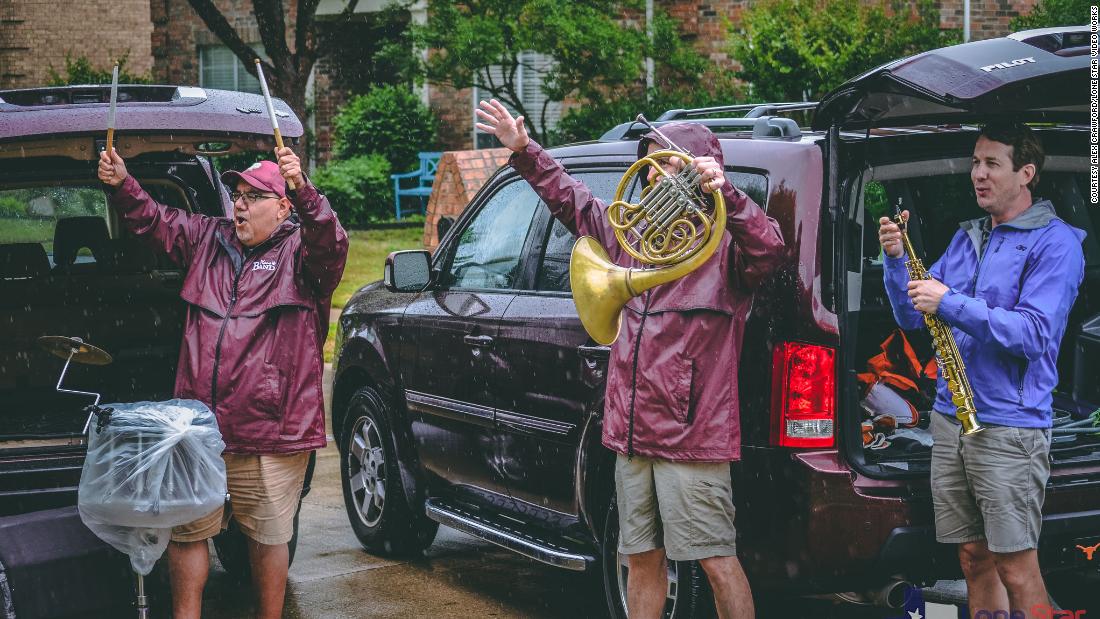 these-high-school-band-directors-played-the-fight-song-at-each-graduating-senior’s-home
